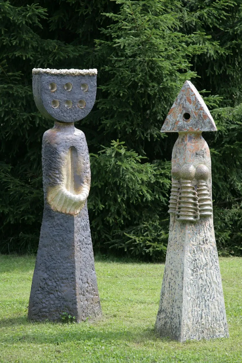 Pair of grey figures, one with a crown, the other with a triangular head