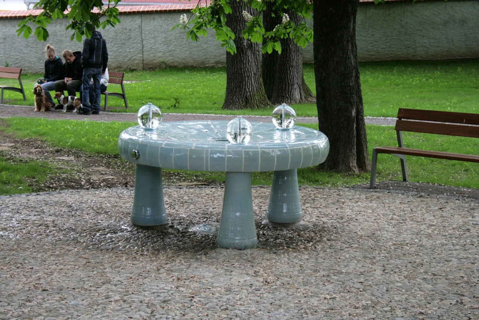 Kulaté porcelánové pítko se skleněnými koulemi v parku