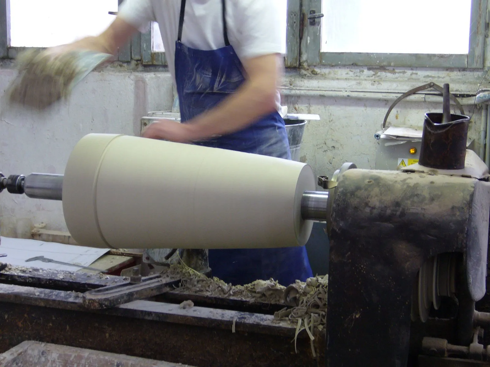 Turning the porcelain foot of the fountain